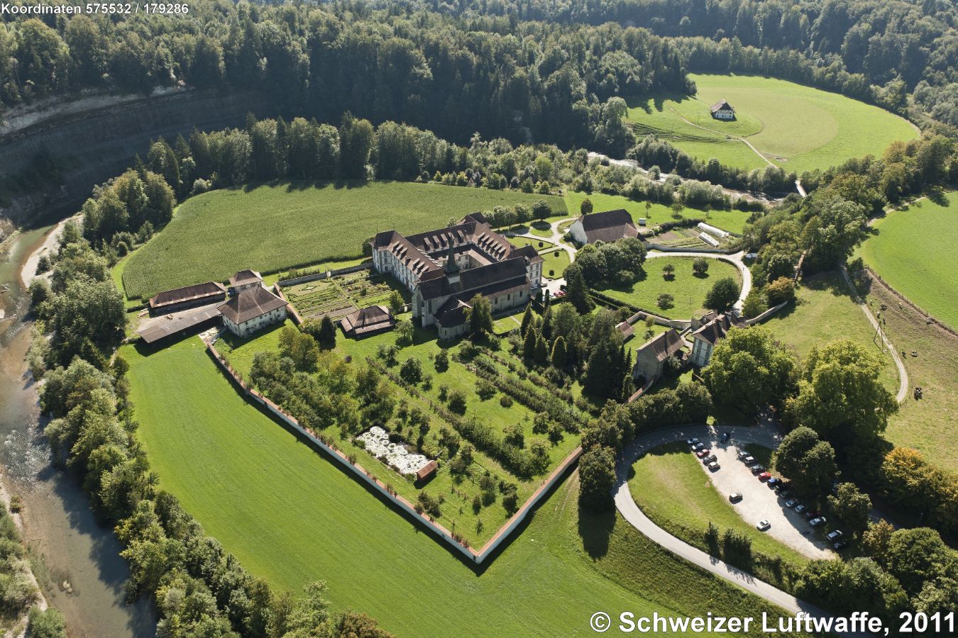 Zisterzienserabtei 'Abbaye de Hauterive' (Position: 2'575'526.80, 1'179'357.35) am Ufer der Sarine.